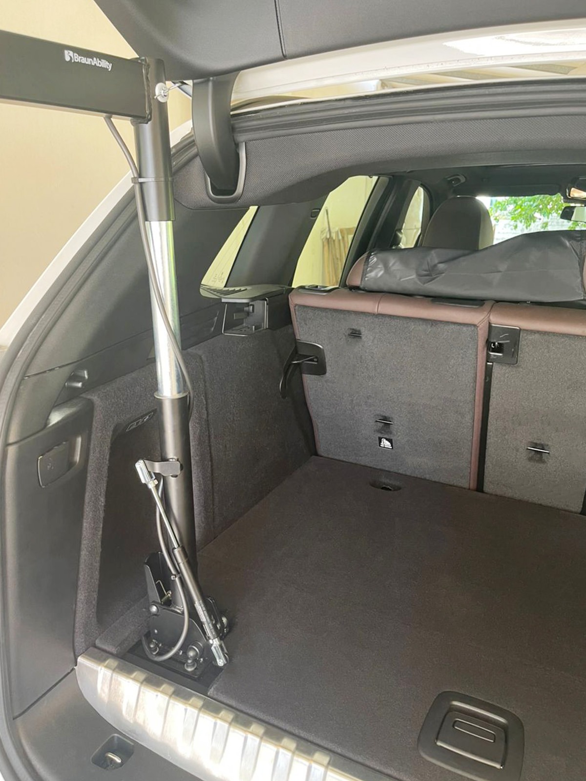 Carolift 40 AutodaptWheelchair Hoist For The Car Carolift 40 Autoadapt