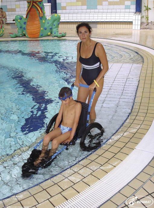 Hippocampe-Pool-Wheelchair-Boy-510x690.jpeg